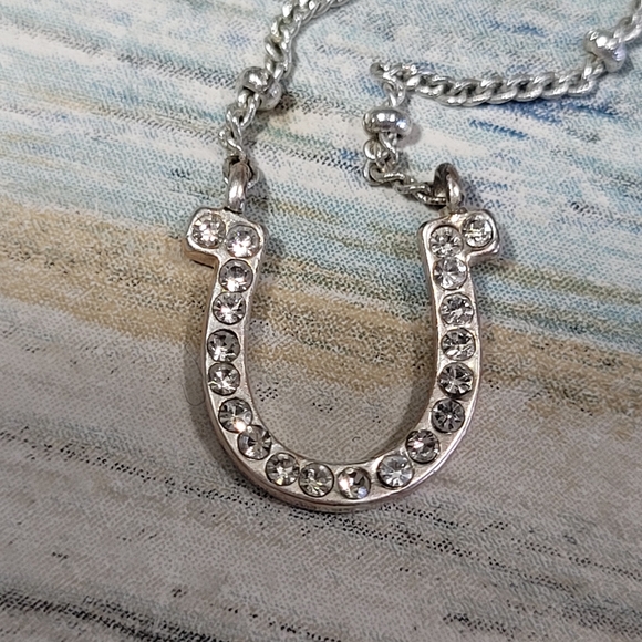 FOSSIL Horseshoe Necklace. - Picture 2 of 7